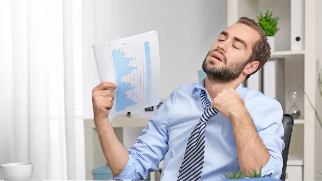 ragazzo si sventola un foglio per il troppo caldo