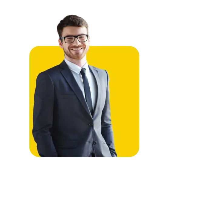 ragazzo moro sorridente con occhiali, in giacca e cravatta - sfondo giallo