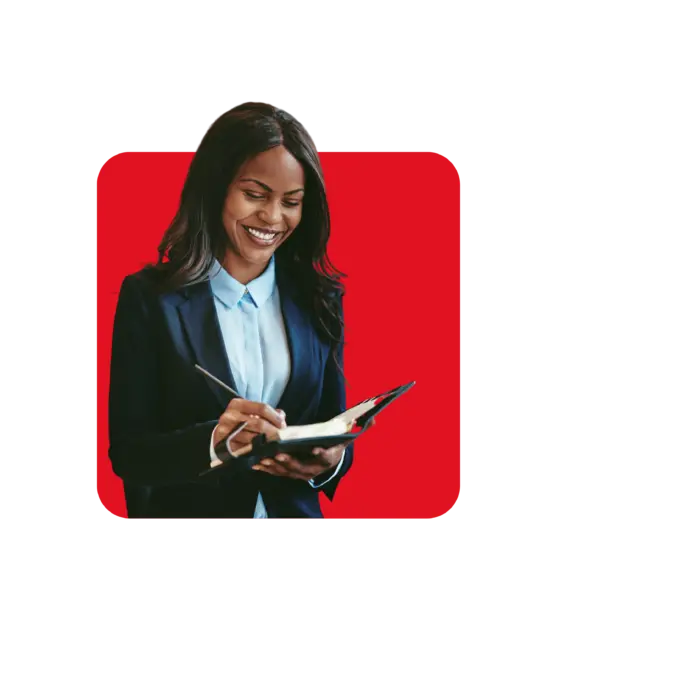 ragazza mora che scrive su un quaderno, vestita elegante, sfondo rosso