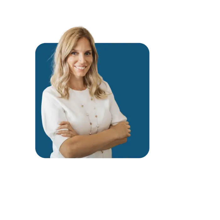 ragazza sorridente con braccia incrociate e un riquadro blu dietro di lei come sfondo