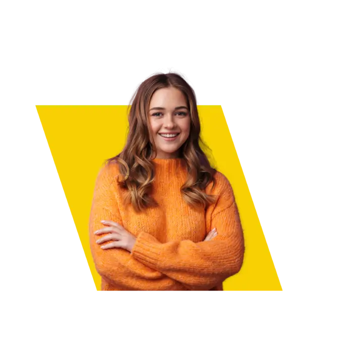 ragazza sorridente con braccia incrociate ha un maglioncino arancione - sfondo giallo