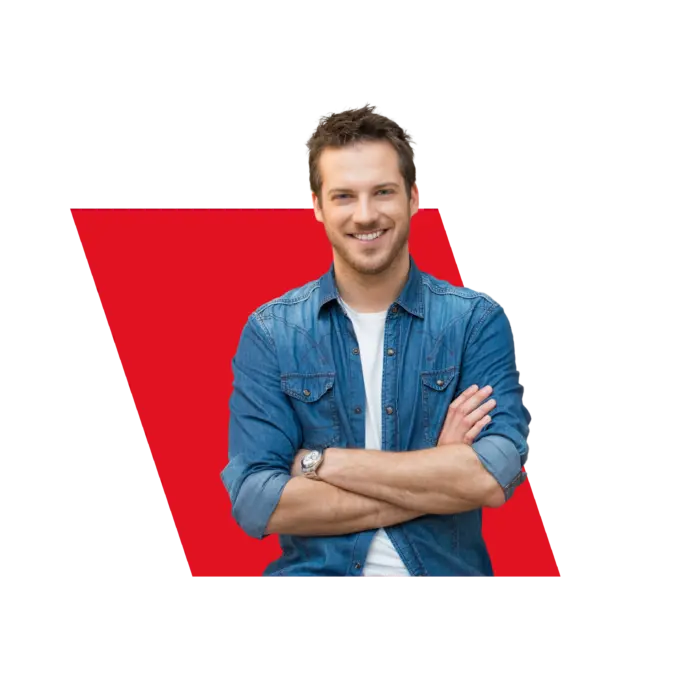 ragazzo sorridente con camicia e braccia incrociate - sfondo rosso