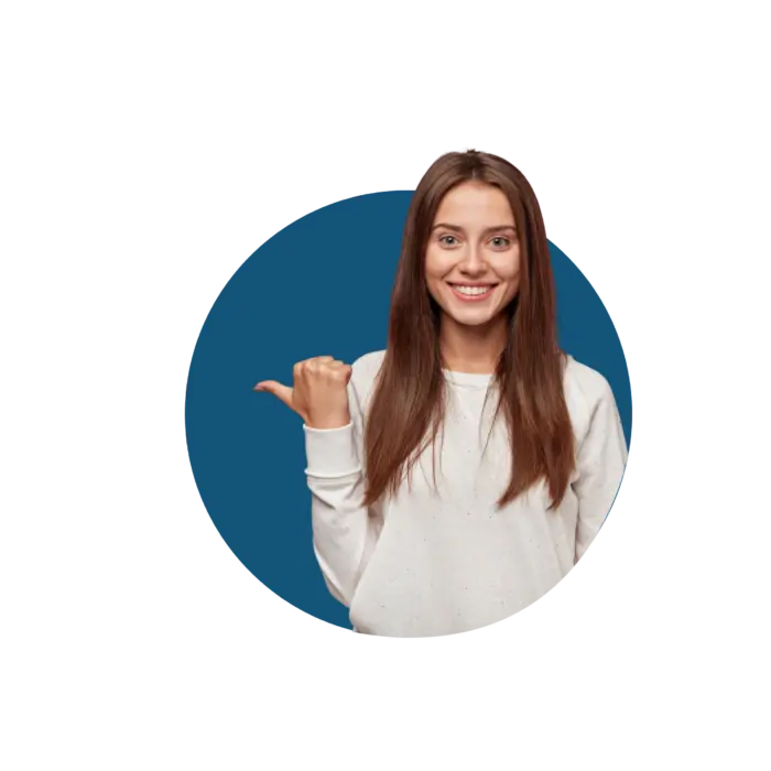 ragazze mora che sorride e indica con la mano verso destra