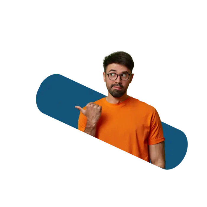 ragazzo con occhiali e maglietta arancione, indica con la mano la sua destra- sfondo blu