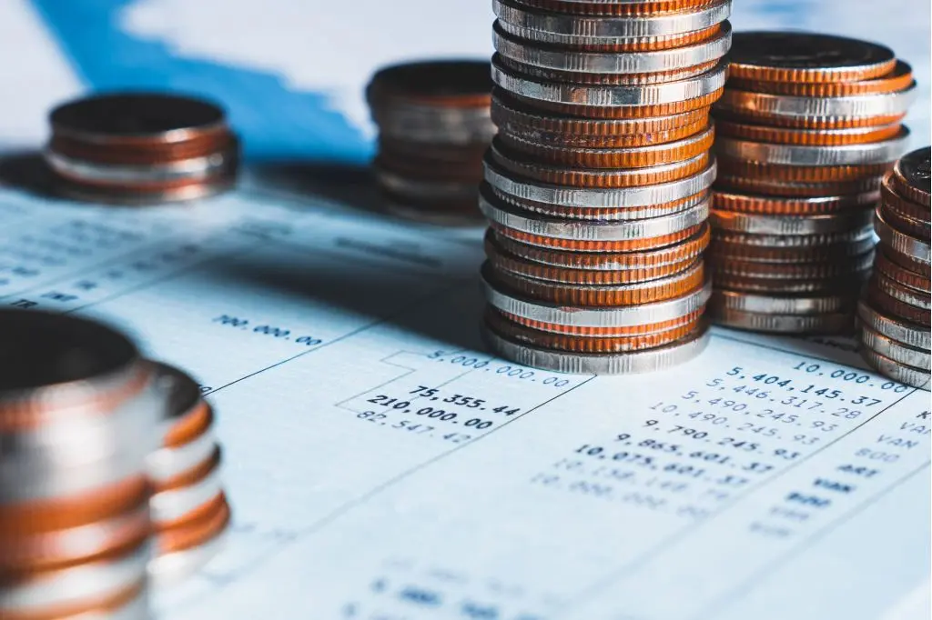 Apprendistato stipendio Areajob - documento stile fattura con sopra delle monete