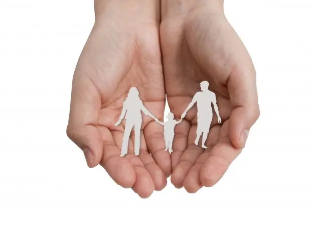 due mani che tengono famiglia stilizzata