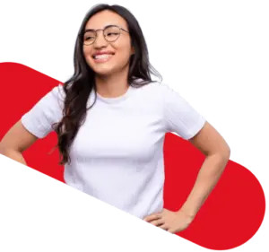 ragazza con occhiali sorridente con braccia sui fianchi e una banda rossa dietro di lei come sfondo