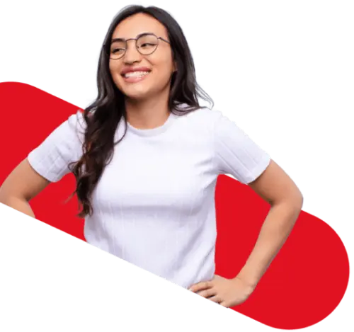 ragazza con occhiali sorridente con braccia sui fianchi e una banda rossa dietro di lei come sfondo