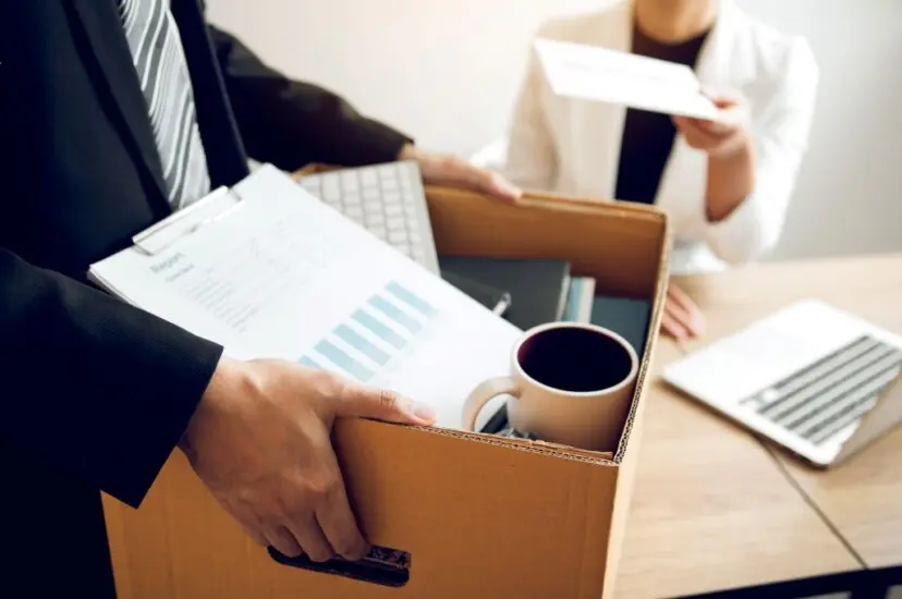 Dimissioni in apprendistato Areajob - persona con una scatola in mano e dentro tutte le sue cose per trasferirsi