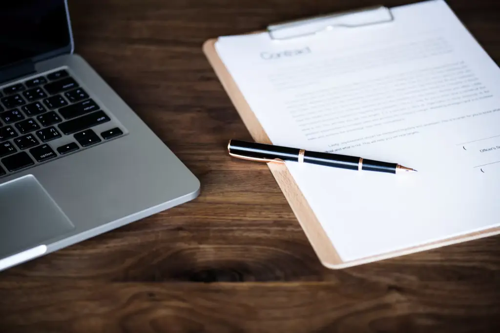 Il contratto tirocinio areajob - un documento con penna e pc sul tavolo