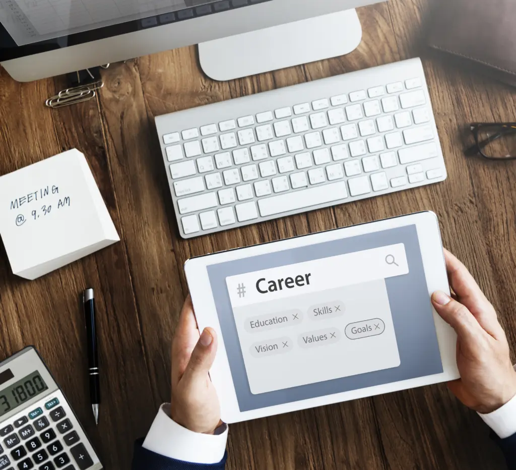 Il CV in inglese Areajob - persona che tiene in mano un foglio con scritto "Career"