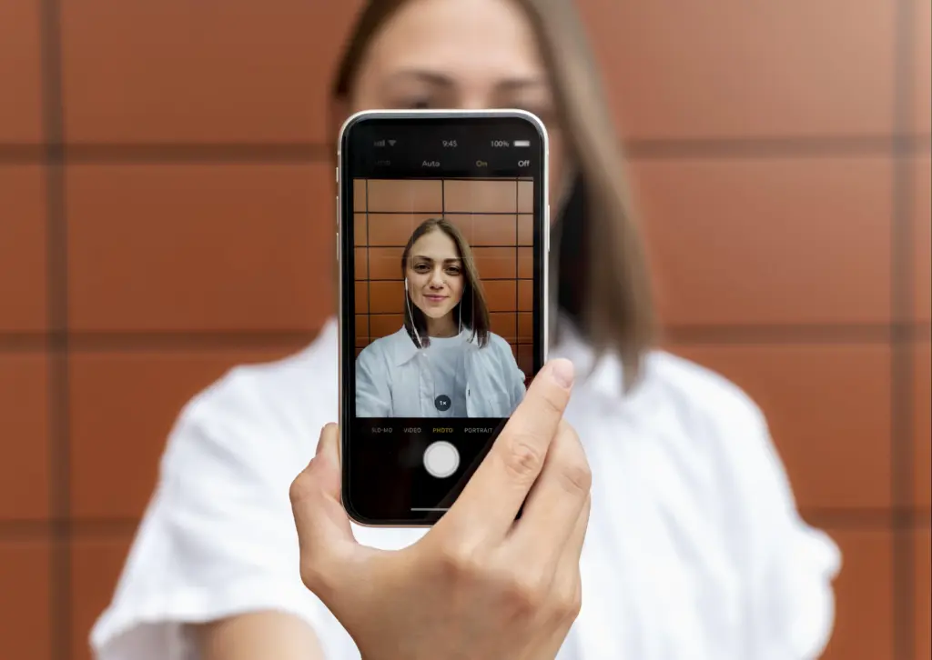 La foto del Curriculum Areajob - ragazza che si fa un selfie con telefono in mano