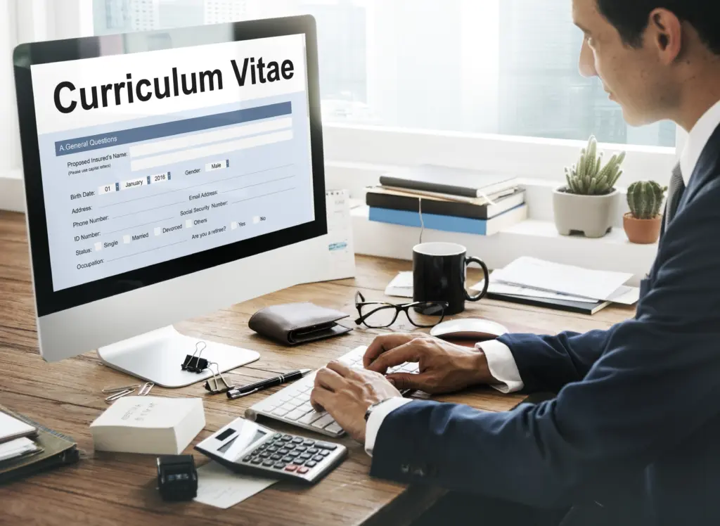 Modello Curriculum Vitae Areajob - ragazzo aggiorna il suo curriculum al PC