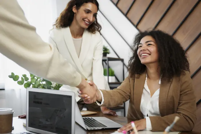 due ragazze a lavoro vestite eleganti