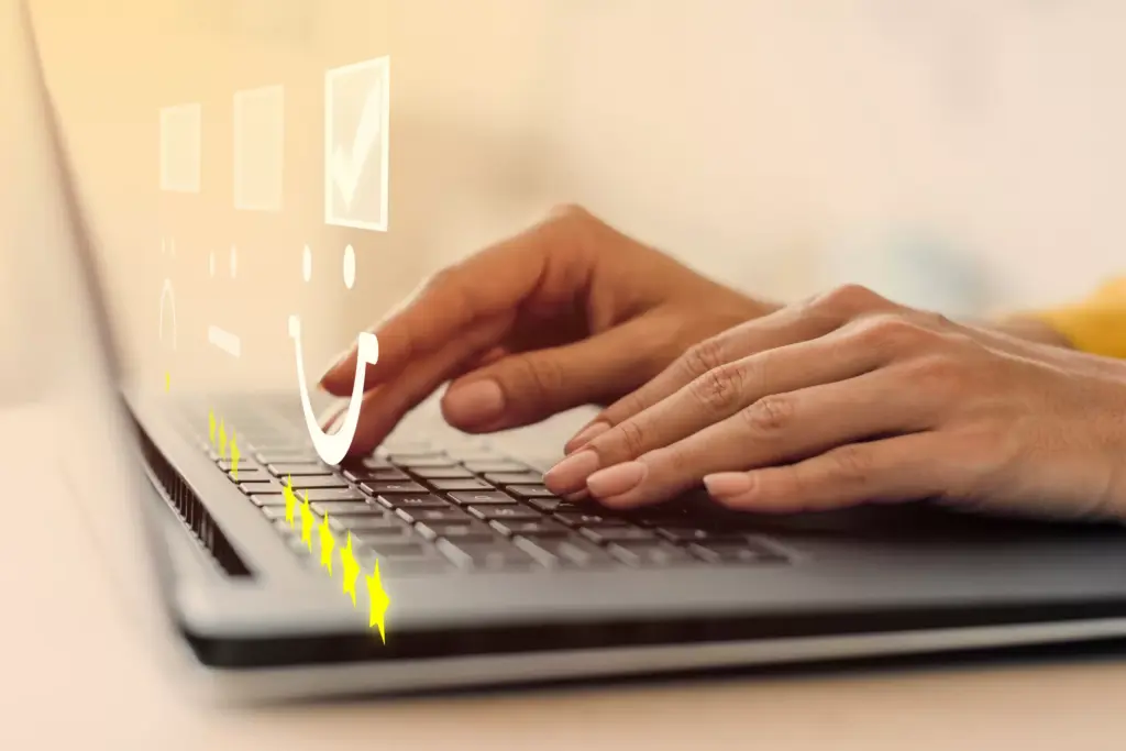 Perfetta valutazione del personale Areajob - mani che scrivono al pc