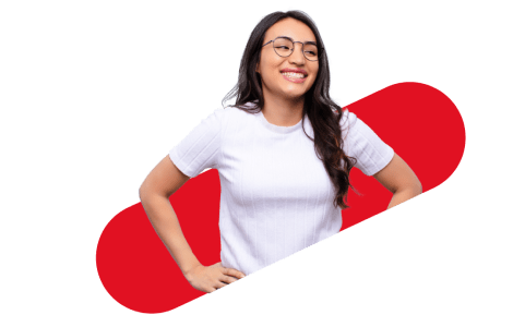 ragazza con occhiali sorridente con braccia sui fianchi e una banda rossa dietro di lei come sfondo